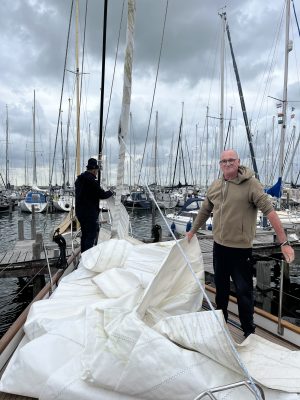 Trinquette installée, génois en cours